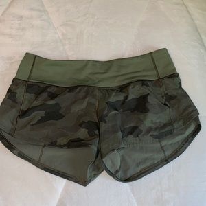 lululemon 2.5” camo speed up short